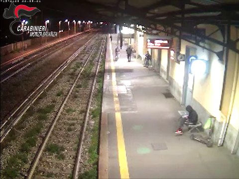Lissone, 17enne aggredito dal «branco» per il monopattino: così lo accerchiano e lo spingono sui binari del treno