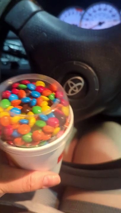« Au moins, ils vous ont donné des M&M's » : une cliente de McDonald's commande un McFlurry aux M&M's. Elle n'arrive pas à croire que ce soit arrivé