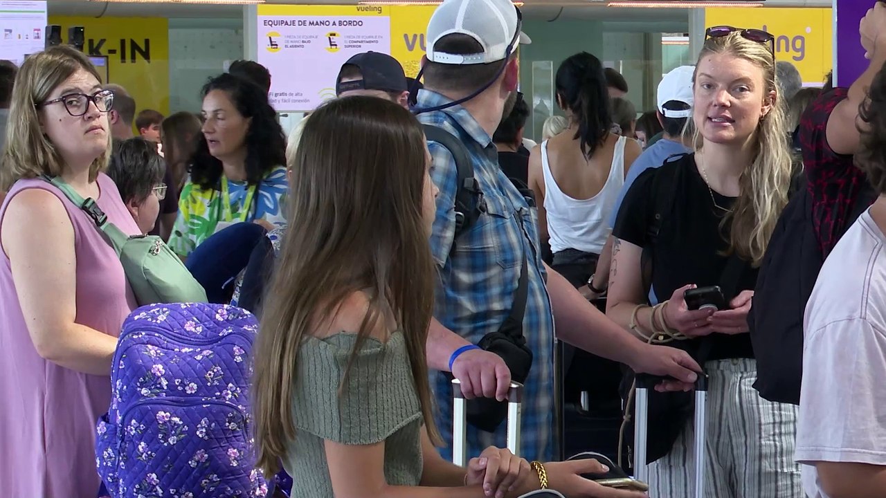 Caos a l'aeroport de Barcelona: targetes d'embarcament manuals, maletes sense facturar i viatgers desubicats