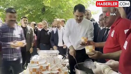 Bakan Kurum, cuma sonrası vatandaşlara aşure ikram etti