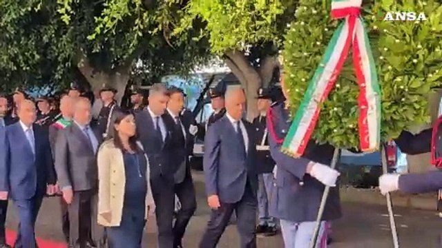 Piantedosi e Pisani depongono una corona fiori in questura a Palermo