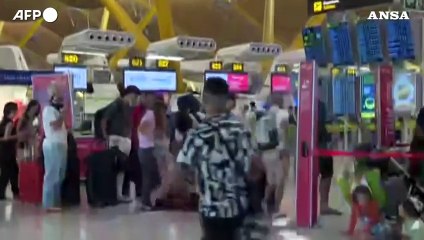 Video herunterladen: Da Hong Kong a Milwaukee, disagi negli aeroporti per un tilt informatico