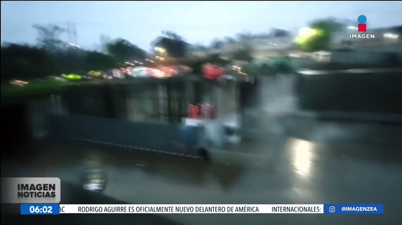 Transeúntes se subieron sobre los coches para no ser arrastrados por la corriente