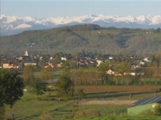 ASSAT sur fond de Pyrénées enneigées