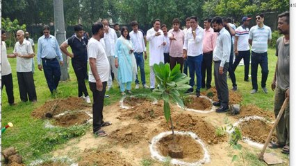 'एक पेड़ मां के नाम' कैंपेन के तहत दिल्ली पुलिस और निगम पार्षद ने किया पौधारोपण