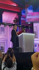 Donald Trump donne un baiser tendre à sa femme Melania (vidéo)