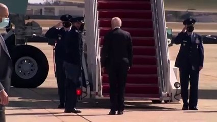 Biden se cae tres veces, uno de los primeros videos en los que se nota su frágil salud