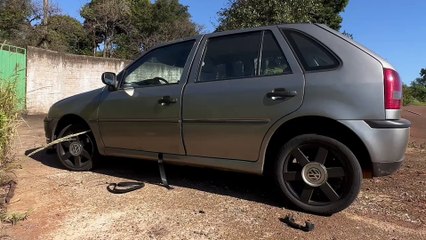 Gol é encontrado depenado e com "chave micha" na marginal da PRc-467 em Cascavel