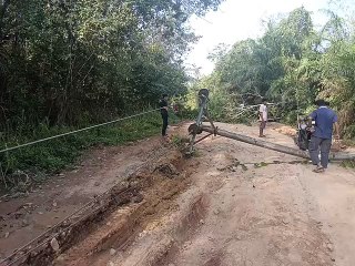 Tiang Listrik Roboh di Jalan Poros Ogan Komering Ilir