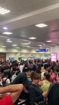 Pasajeros cantan en el aeropuerto por retrasos de vuelos tras caída de Microsoft