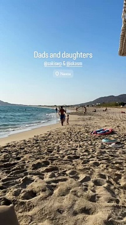 Ο Σάκης Τανιμανίδης με τις κόρες του στη Νάξο