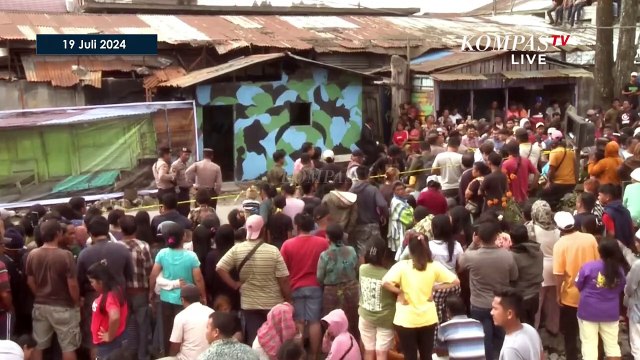 Potret Warga Saksikan Rekonstruksi Pembakaran Rumah Wartawan TribataTV di Karo