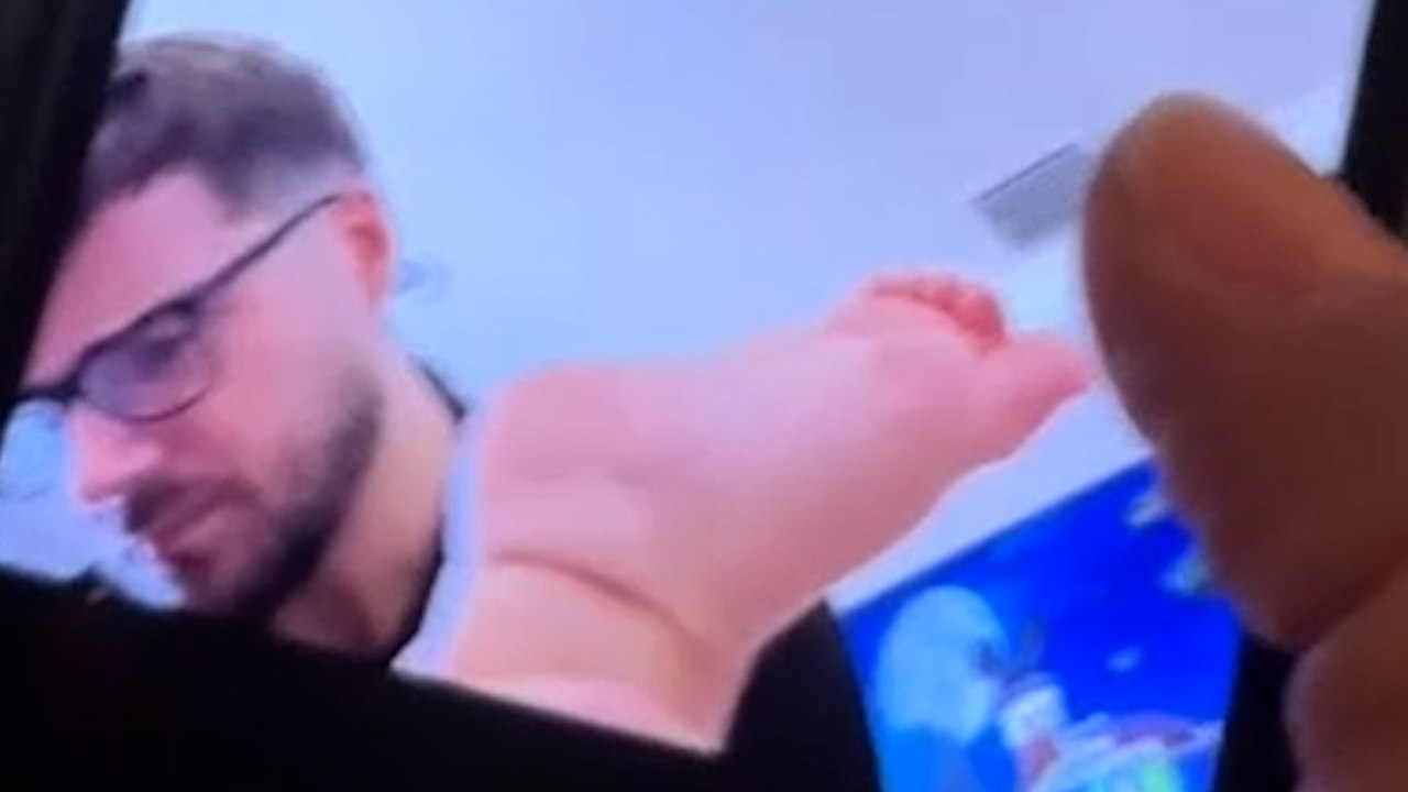 Baby fängt papas unbeeindruckte reaktion auf das windelwechseln ein