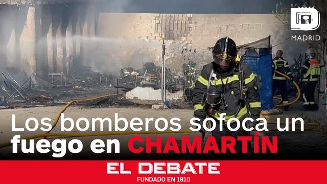 Un aparatoso incendio destruye unas chabolas cerca de la estación de Chamartín