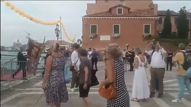 Venezia, aperto il ponte votivo per il Redentore: contestato il sindaco Brugnaro