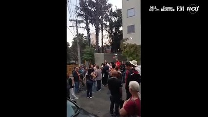 Famílias atingidas por obras aguardam reunião com a Metrô BH no lado de fora da sede