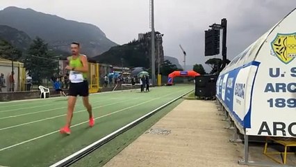 Il passaggio di Alex Schwazer al km 12.5 pochi istanti prima del ritiro