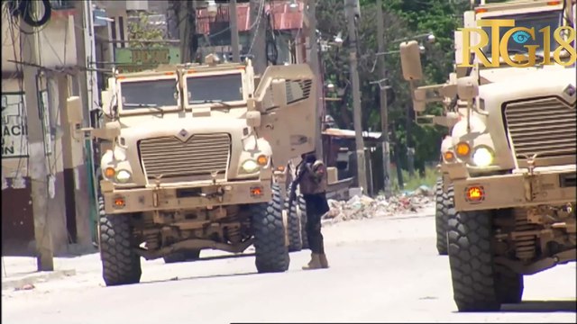 Plizyè polisye kenyan deplwaye nan lopital inivèsite leta Dayiti (lopital jeneral) ak palè nasyonal.