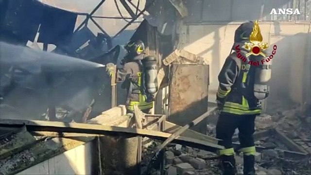 Roma, grosso incendio lambisce le abitazioni: case evacuate