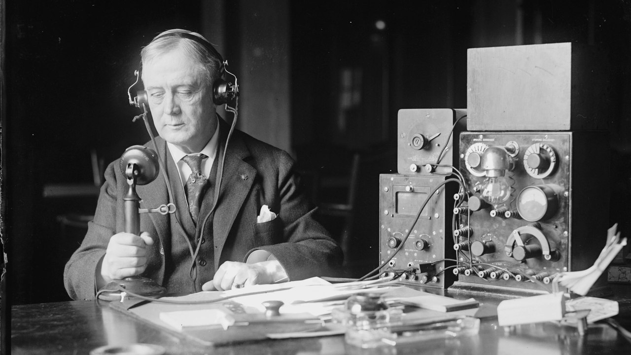 Cómo hablar al micrófono (1937) de John Hilton