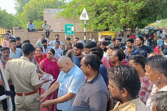 Jodhpur News: ओवरटेक कर अचानक लगाए ब्रेक, फिर सवारियां बैठाने से गुस्साए ड्राइवर ने दूसरे चालक पर किया चाकू से हमला