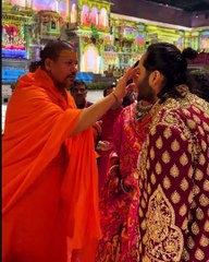 अम्बानी की शादी में आये 5 ये साधु संत