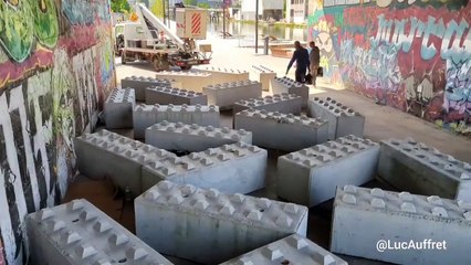 Blocs de béton sur le canal Saint-Denis pour éviter l'installation de sans-abris avant les JO