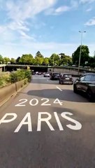 Un homme en trottinette électrique emprunte la voie "Paris 2024" sur le périphérique parisien, dénonçant l'absence de plaques d'immatriculation