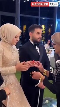 Sunucu Kadir Ezildi Nişanlandı, herkesin gözü gelinin altınlarına takıldı