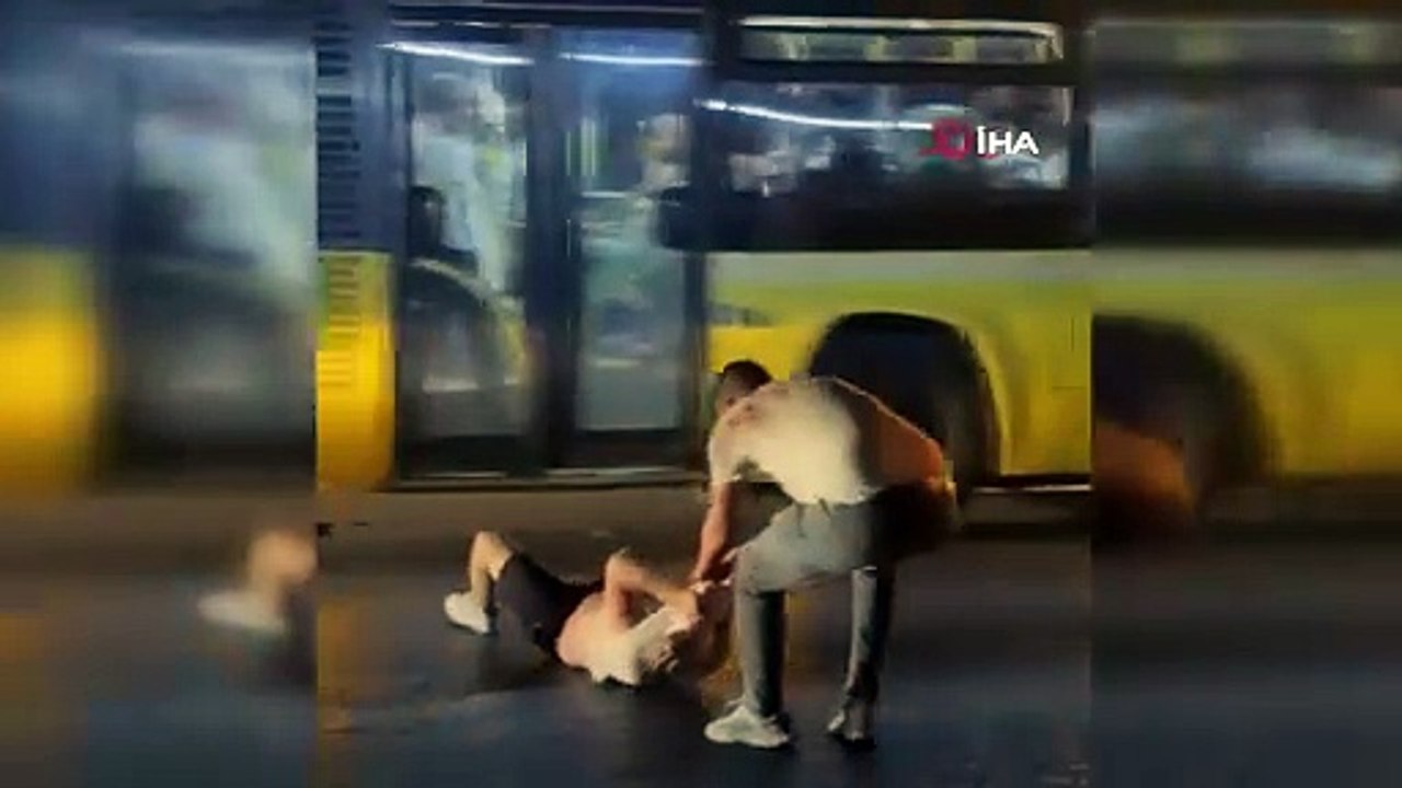 Alkol içen iki arkadaş birbirini öldüresiye dövdü! Bu pisliği içtikten sonra ne oluyor gözünüzle görün