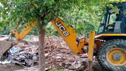 यमुना खादर में डीडीए की झुग्गी तोड़ने की कार्रवाई जारी, विस्थापित लोग बोले- गांव जाने पर बच्चों का दाखिला कराने में आएगी दिक्कत