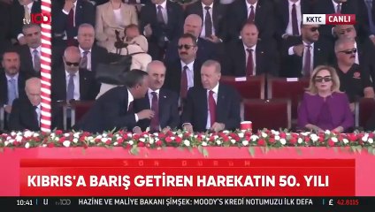 Özgür Özel ve Cumhurbaşkanı Erdoğan'ın, KKTC'de uzun uzun sohbet ettiği görüldü.