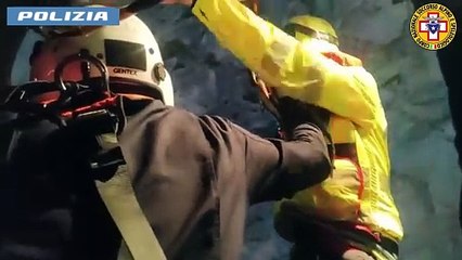 Download Video: Palermo, escursionista bloccato sulle rocce a Capo Gallo: il salvataggio in elicottero