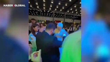 Temizlik tutkunu Kadir Ezildi sır gibi sakladığı kız arkadaşıyla nişanlandı