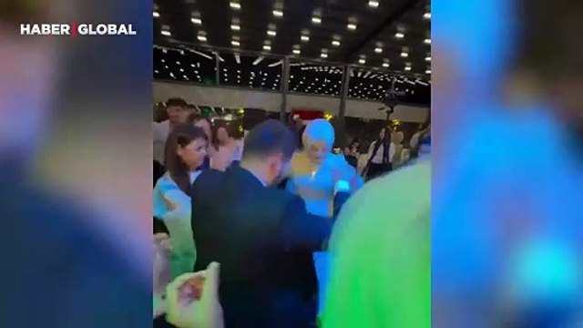 Temizlik tutkunu Kadir Ezildi sır gibi sakladığı kız arkadaşıyla nişanlandı