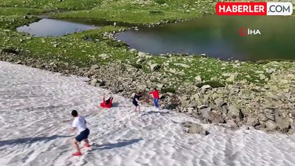 Ülke sıcaklardan kavrulurken Artvinli kadınlar 3 bin metrede kar üstünde yoga yaptı