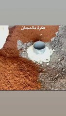 मेहनती राजमिस्त्री बहुत अच्छा काम कर रहा है, बाथरूम में टॉयलेट सीट ठीक करें