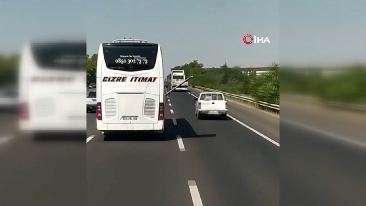 Otobüsün açık unutulan bagaj kapağı seyir halindeki tıra çarptı!