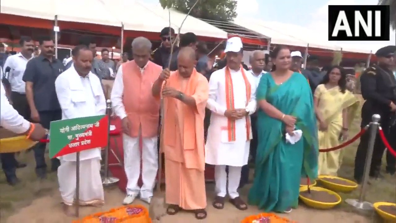 मुख्यमंत्री योगी आदित्यनाथ ने ‘एक पेड़ मां के नाम’ अभियान के तहत पौधे लगाने का अभियान शुरू किया