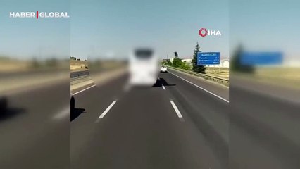 Otobüsün açık unutulan bagaj kapağı seyir halindeki tıra çarptı