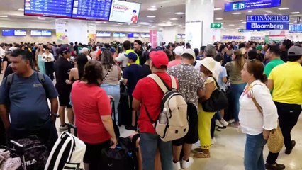 Turistas se avientan un 'palomazo' en el Aeropuerto de Cancún tras la cancelación de sus vuelos
