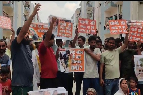 Video: अकबरनगर वासियों ने किया प्रदर्शन, न्याय की गुहार लगाई