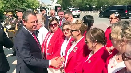 KKTC'de sıcak görüntüler: Erdoğan ile Özel sohbet etti