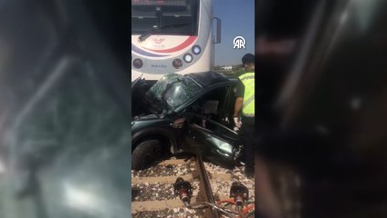 Trenin hemzemin geçitte çarptığı araçtaki 3 kişi öldü