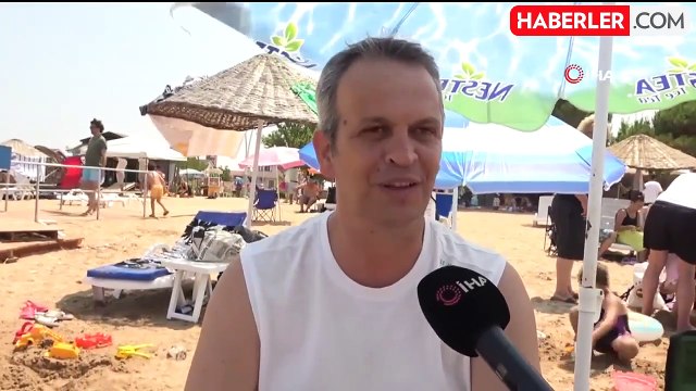 Görüntü denize girmenin yasak olduğu plajdan! Rip akıntısına bile aldırmadılar