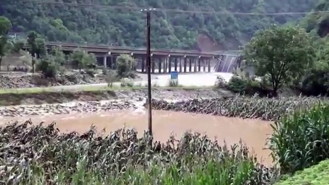 Al menos once muertos tras el derrumbe de un puente por fuertes lluvias en el noroeste China