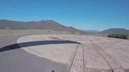 Ataque al aterrizar con su paracaídas