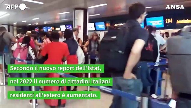 Rapporto Istat: aumentano gli italiani che vivono all'estero