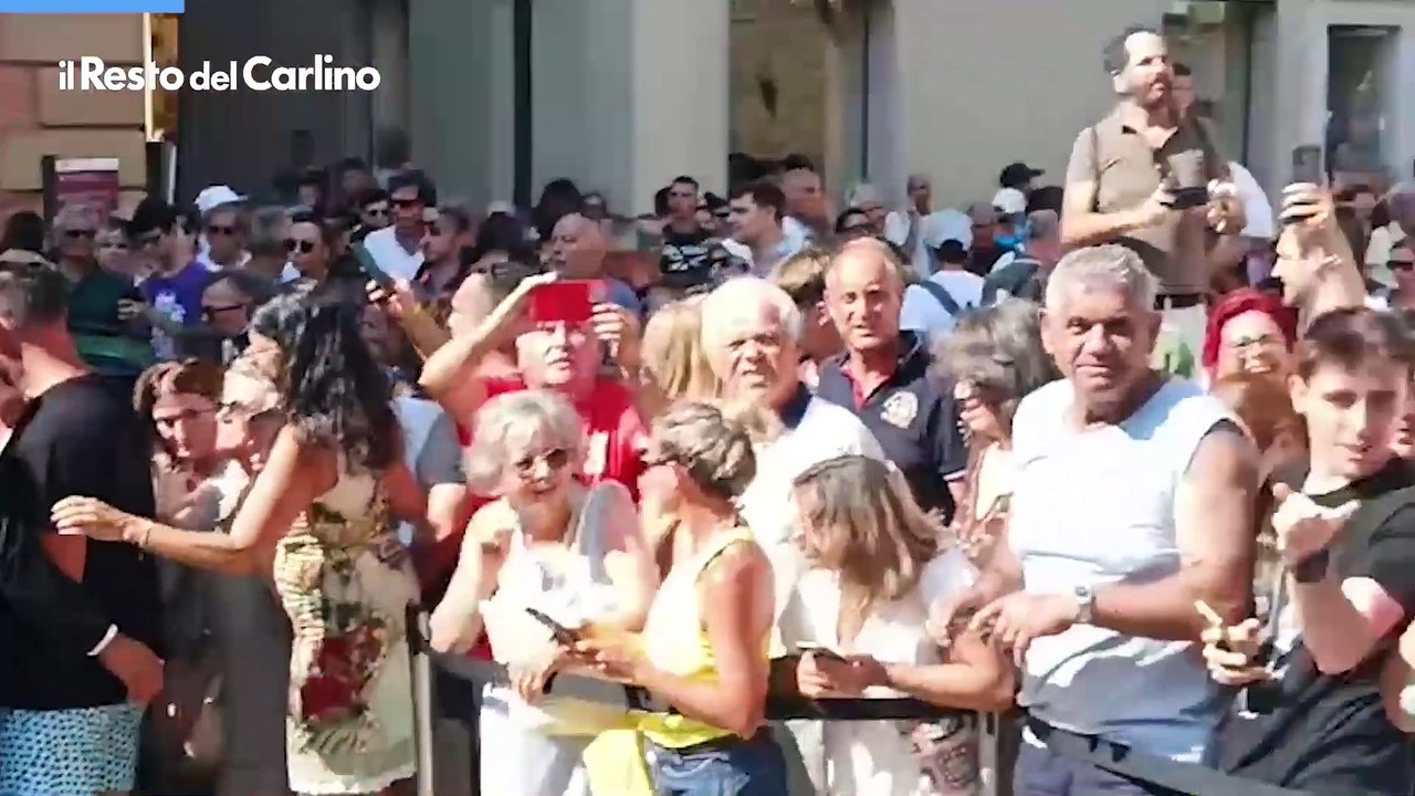 Pecco Bagnaia arriva al Duomo di Pesaro e saluta la folla