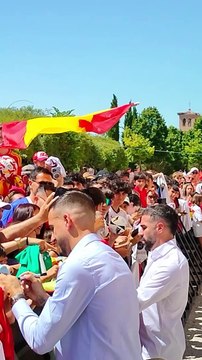 Firma de autógrafos por Joselu y Carvajal